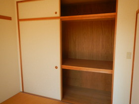 Living and room. Japanese-style room of the housing is located a half between 1.