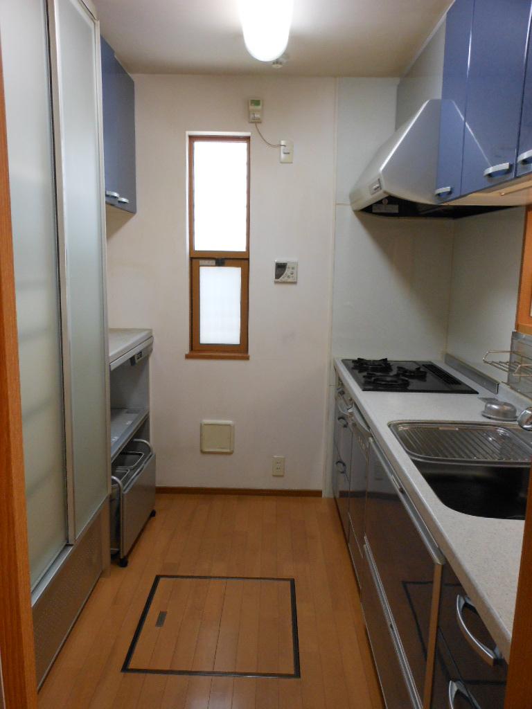 Kitchen. Back counter, It is with cupboard