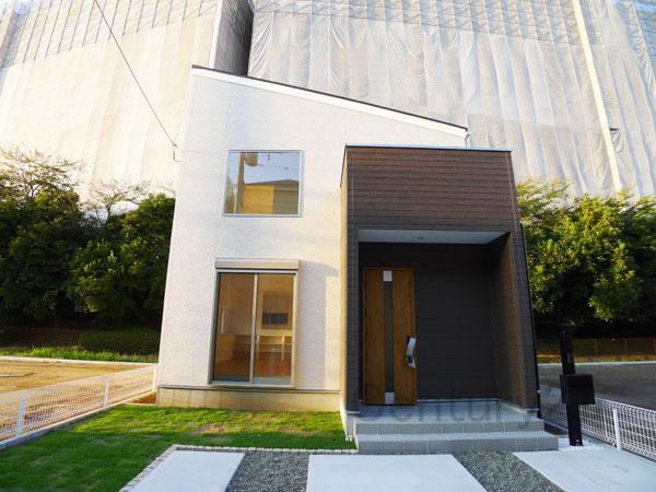 Local appearance photo. 9 Building