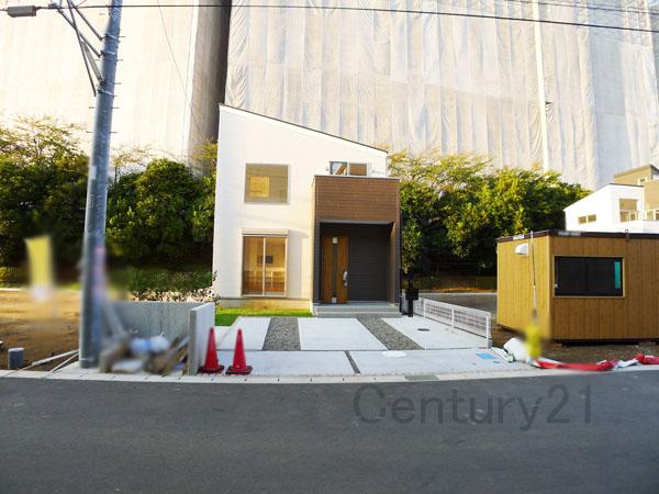 Local photos, including front road. Overall