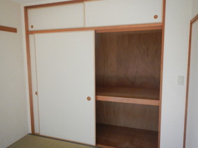 Living and room. Japanese-style closet. There is a half between 1.