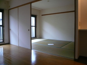 Living and room. Please to rumble in the tatami rooms.