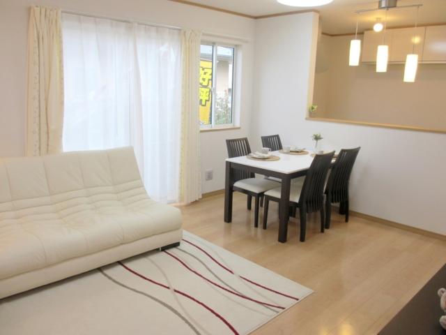 Same specifications photos (living)