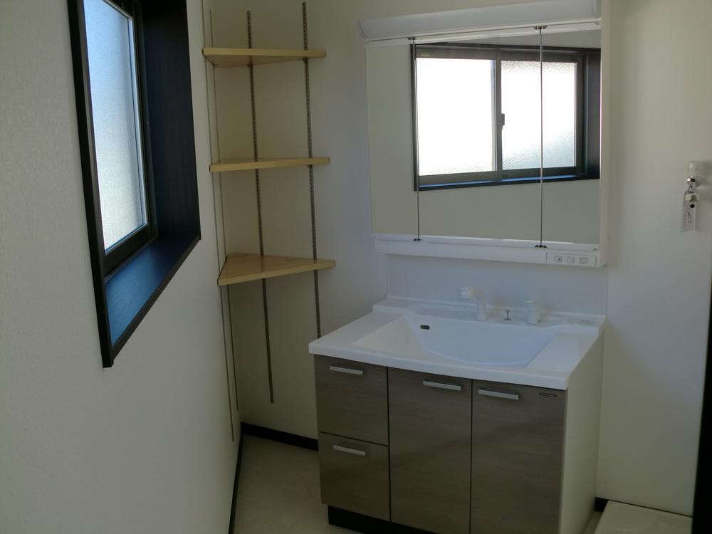 Wash basin, toilet. Indoor (07 May 2013) Shooting