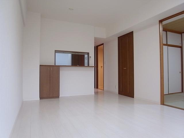 Living. Per renovation completed, You can not hesitate to preview