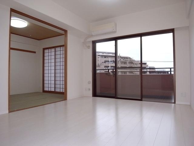 Living. Flooring Zhang Kawasumi