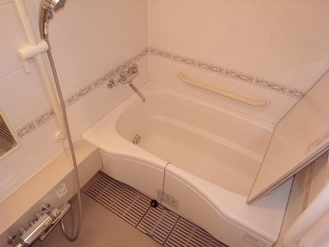 Bathroom. Water heater ・ Bathroom mirror already replaced