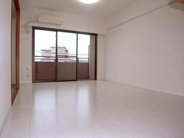 Living. Indoor cross Zhang Kawasumi