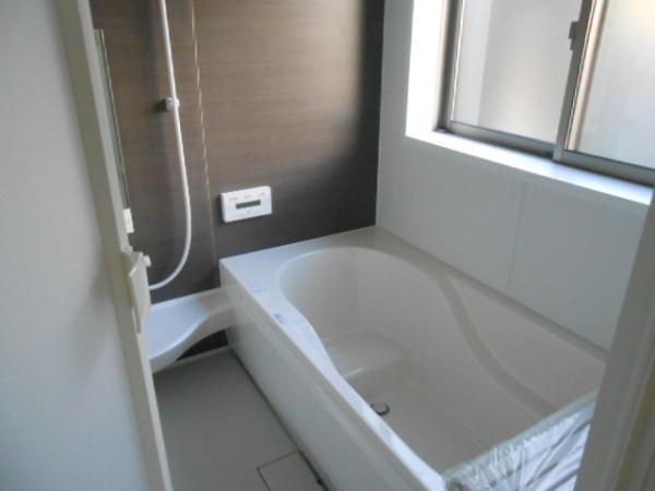 Bathroom. Every day clean, spacious bath of 1 pyeong type!