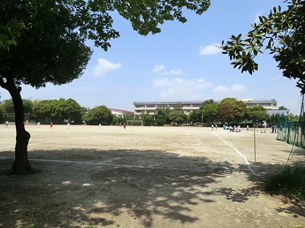 Junior high school. Katsutadai an 8-minute walk from the 600m junior high school until junior high school!