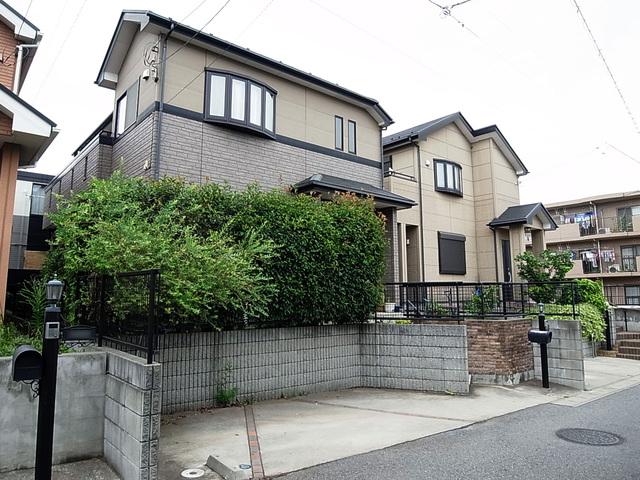 Local appearance photo. All the living room facing south, Day is good