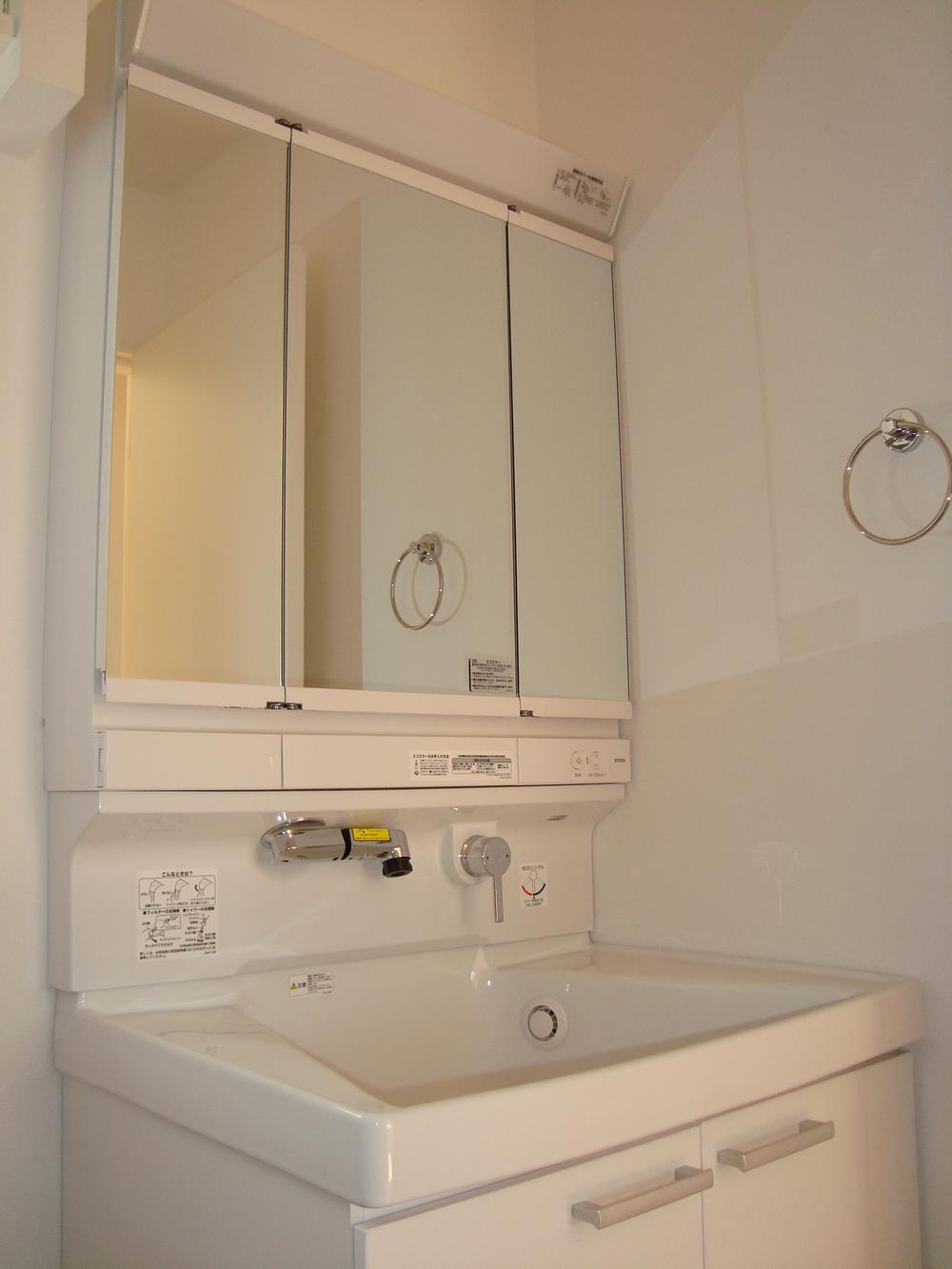 Wash basin, toilet. 9 Building (November 2013) Shooting