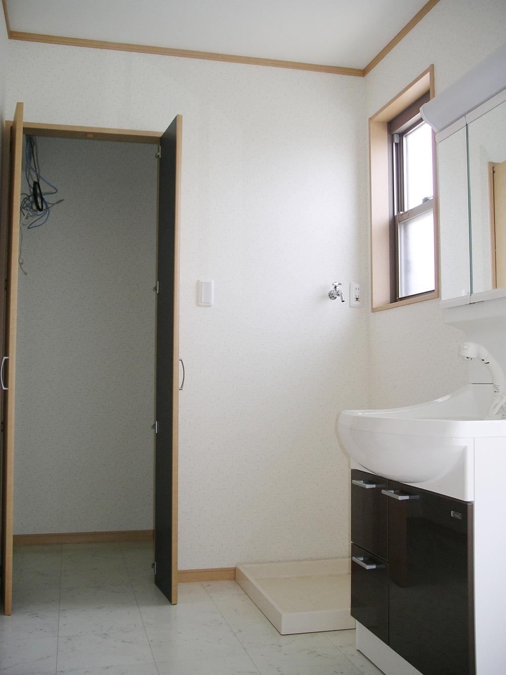 Wash basin, toilet. 2F washroom ・ Compartment entrance