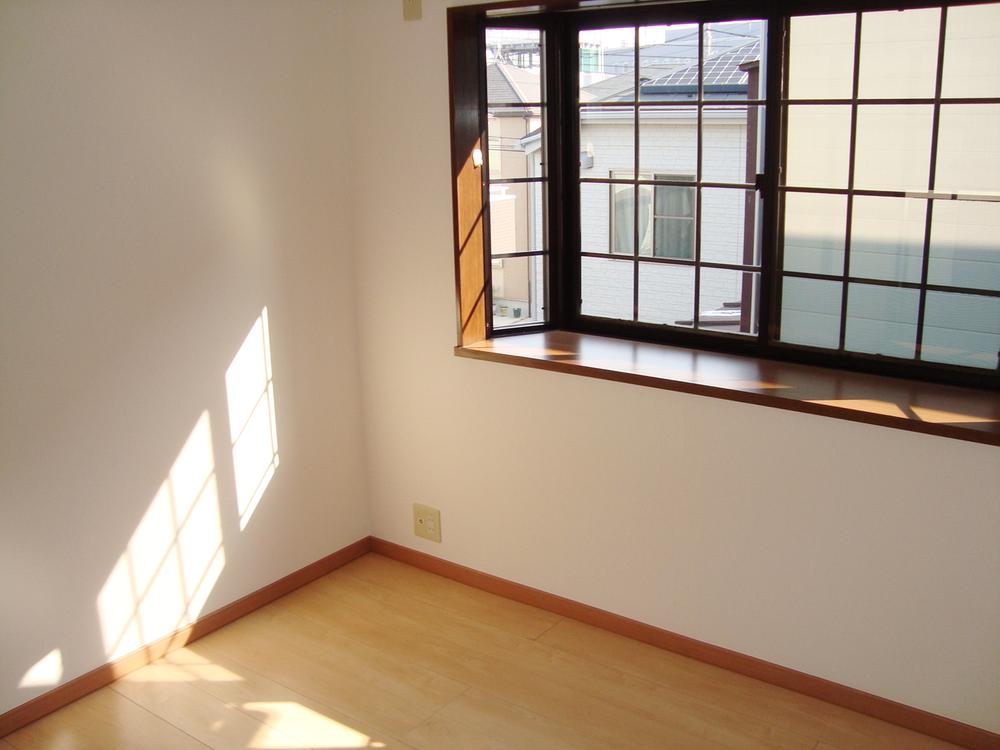 Non-living room. Sunlight will enter a lot from the big bay window