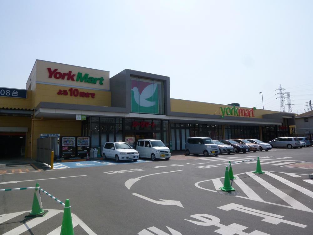 Supermarket. To York Mart 780m