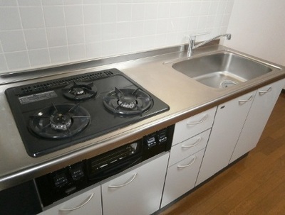 Kitchen. 3-burner stove in the kitchen