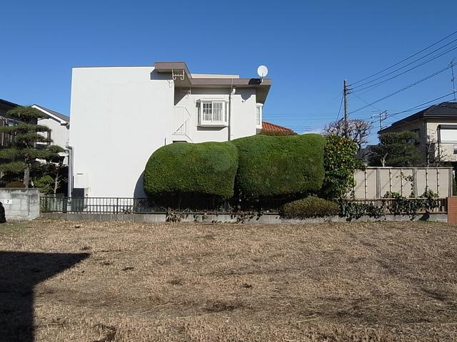 Local appearance photo. Adjacent land for the vacant lot is day ・ Ventilation is good