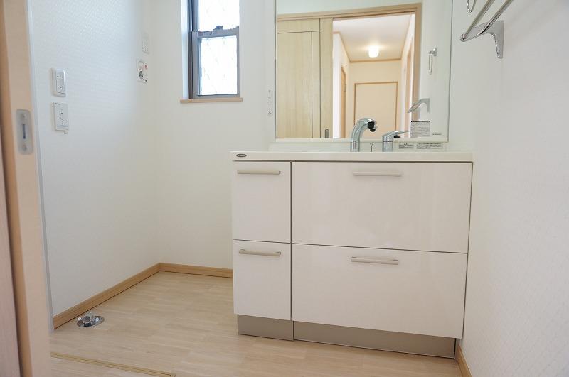 Wash basin, toilet. Local (11 May 2013) Shooting