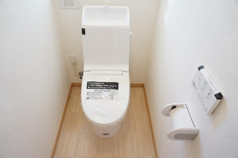 Toilet. Local (11 May 2013) Shooting