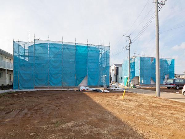 Local photos, including front road. Overall