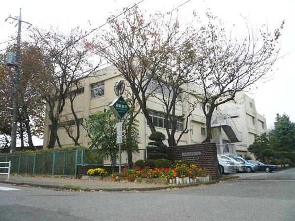 Primary school. 928m to the west Takatsu Elementary School