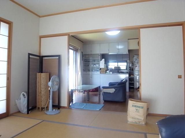 Non-living room. 1F Japanese-style room is available in the living room and on earth