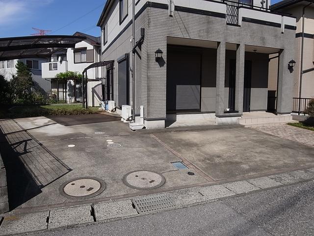 Parking lot. Parking 2 units can be