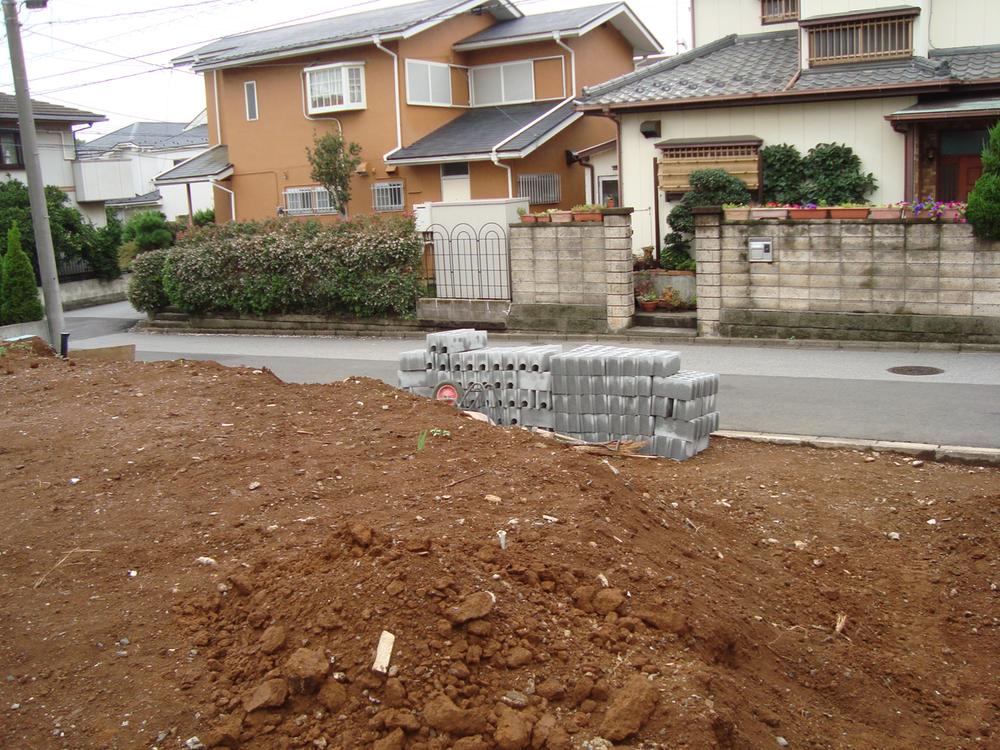 Local photos, including front road. Front road southeast 6m