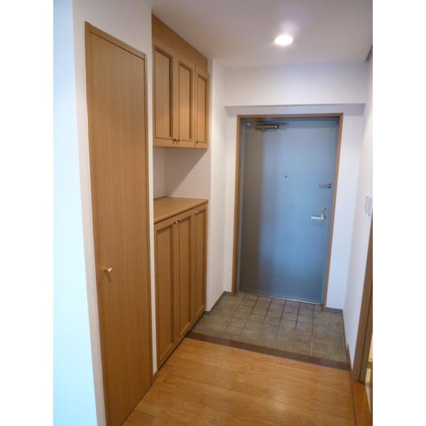 Entrance. Cross Zhang Kawasumi