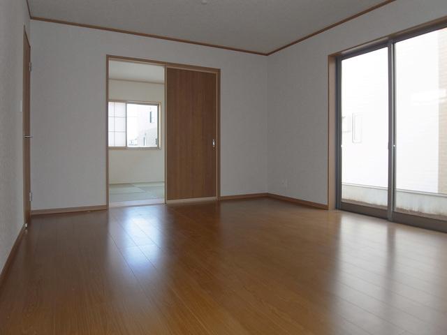 Living. Bright room in daylight from a large sweep window