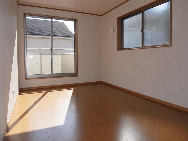 Non-living room. And out of the balcony is also a comfortable main bedroom 7.0 Pledge