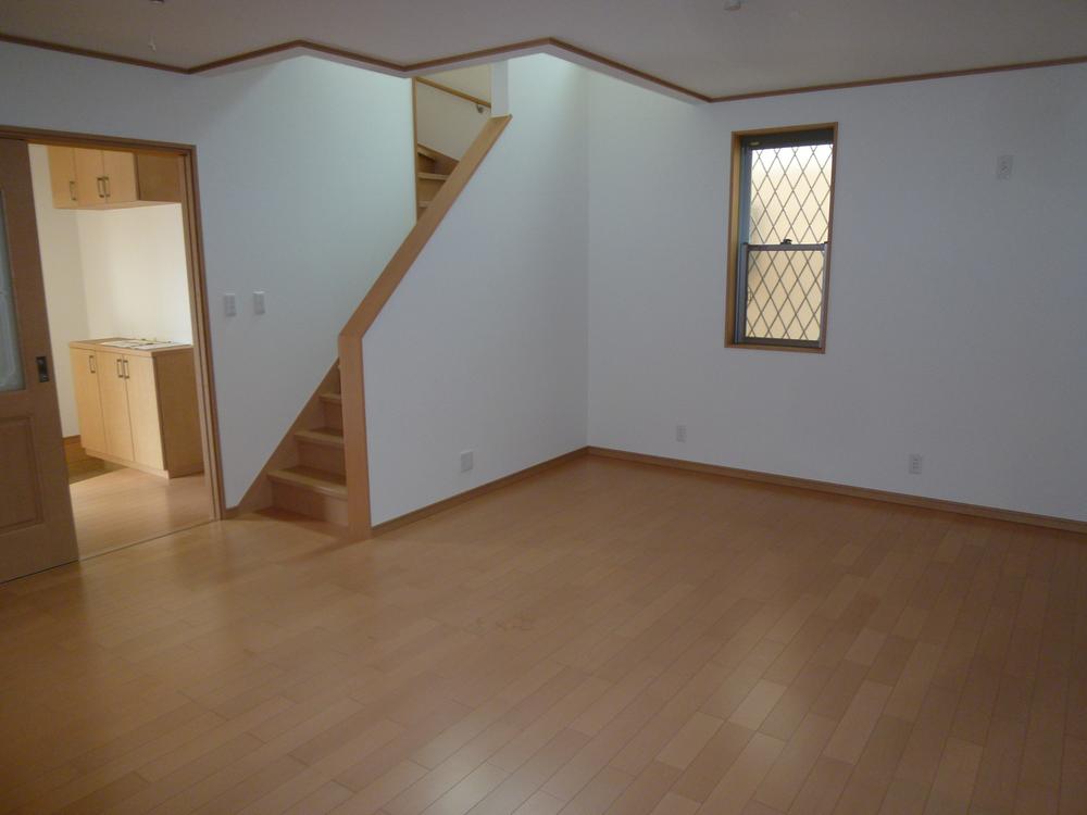 Living.  ☆ Spacious 16 ~ 19 Pledge ☆  ◆ Also Building with a living-in stairs! (For more details, the person in charge! )  ◆ Gas hot water floor heating!