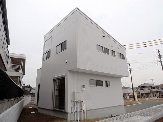 Local appearance photo. All 18 compartments large subdivision of