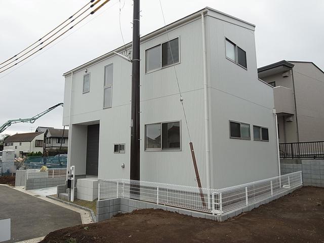 Local appearance photo. It is taken between bright all rooms two-sided lighting