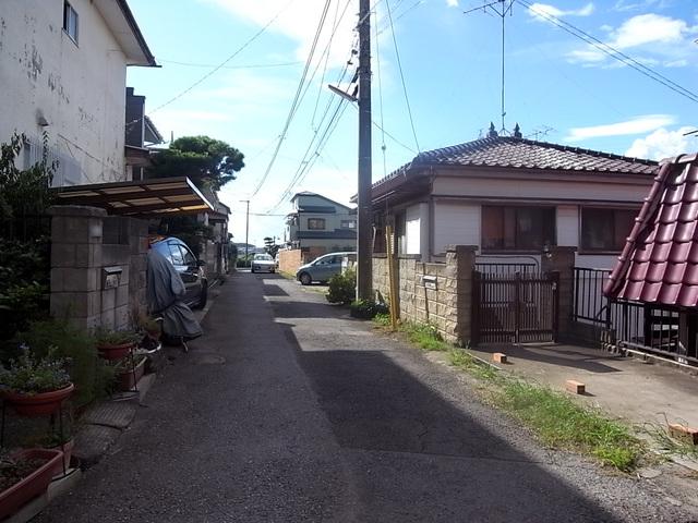 Local photos, including front road. A quiet residential area