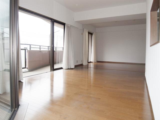 Living. The room is wide