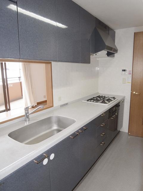 Kitchen. It is face-to-face system Kitchen