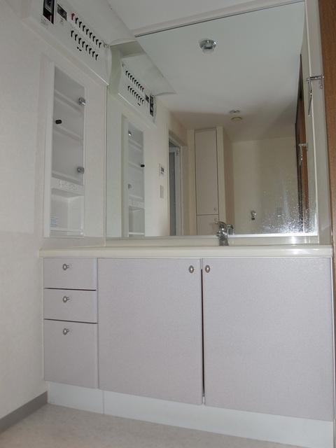 Wash basin, toilet. Wash basin of wide mirror type