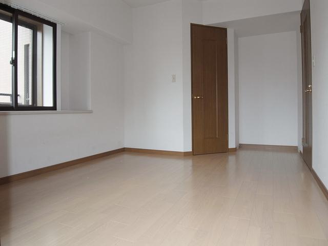 Non-living room. Bright two-sided lighting Western-style