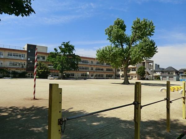 Primary school. There is also a child-rearing environment rich library near 600m to Owada elementary school