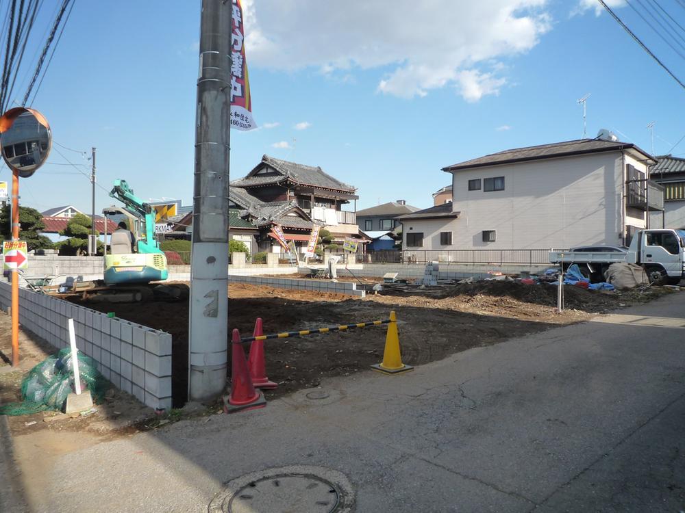 Local photos, including front road.  ☆ Per south road, Yang per good ☆