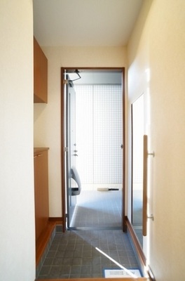 Entrance. Spacious entrance space ☆ With footwear box