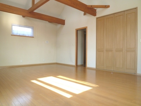 Living and room. Second floor of the Western-style 18 tatami have high ceilings, Loft there