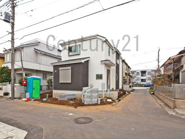 Local photos, including front road. Overall