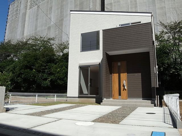 Local appearance photo. All 17 compartments large subdivision of