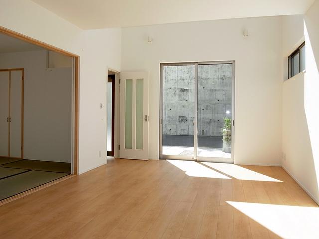 Living. Providing a large windows and atrium on the south side, LDK, which directed the brightness and airy