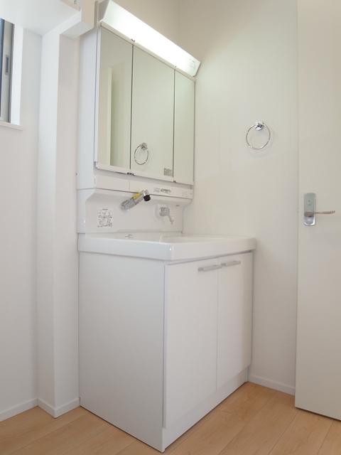 Wash basin, toilet. Wash room, which is summarized in the clean and white