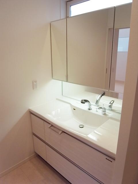 Wash basin, toilet. Vanity storage rich three-sided mirror type