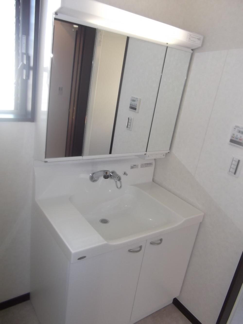 Same specifications photos (Other introspection). It is the vanity of the same specification.