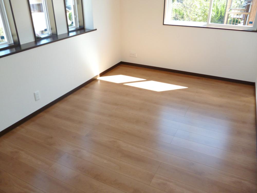 Non-living room. The main bedroom of 7.5 Pledge is positive per in three planes lighting ・ Ventilation is also good  [B Building]